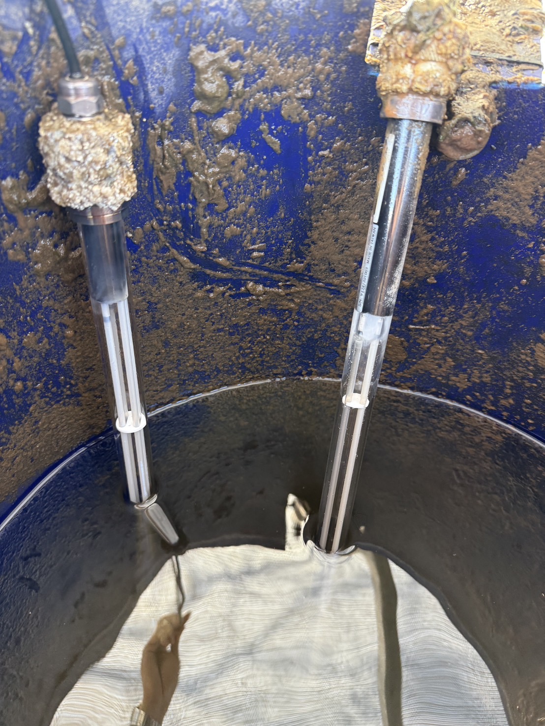 "１年間掃除をしていない冷陰極水中殺菌灯のガラス管が全く汚れていない"